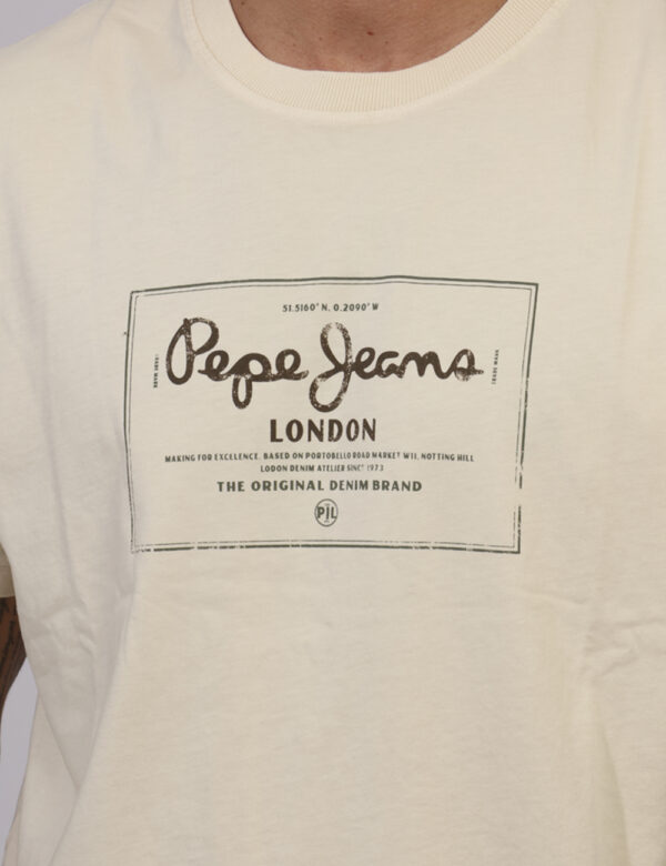 T-shirt Pepe Jeans Beige - T-shirt classica su base beige con stampa logo brand coordinata. La vestibilità è morbida e regol