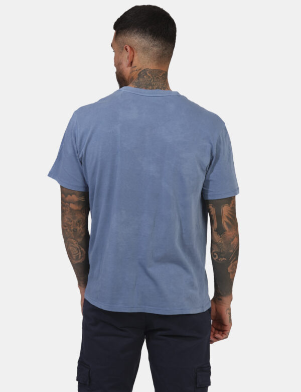 T-shirt Pepe Jeans Blu - T-shirt classica su base baby blue con stampa logo brand. La vestibilità è morbida e regolare. La t