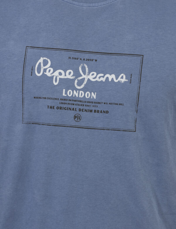 T-shirt Pepe Jeans Blu - T-shirt classica su base baby blue con stampa logo brand. La vestibilità è morbida e regolare. La t