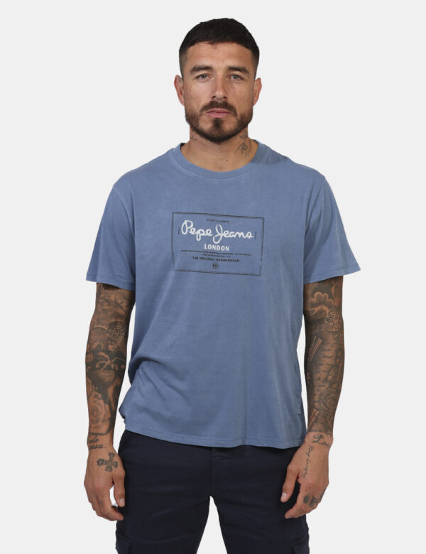 T-shirt Pepe Jeans Blu - T-shirt classica su base baby blue con stampa logo brand. La vestibilità è morbida e regolare. La t