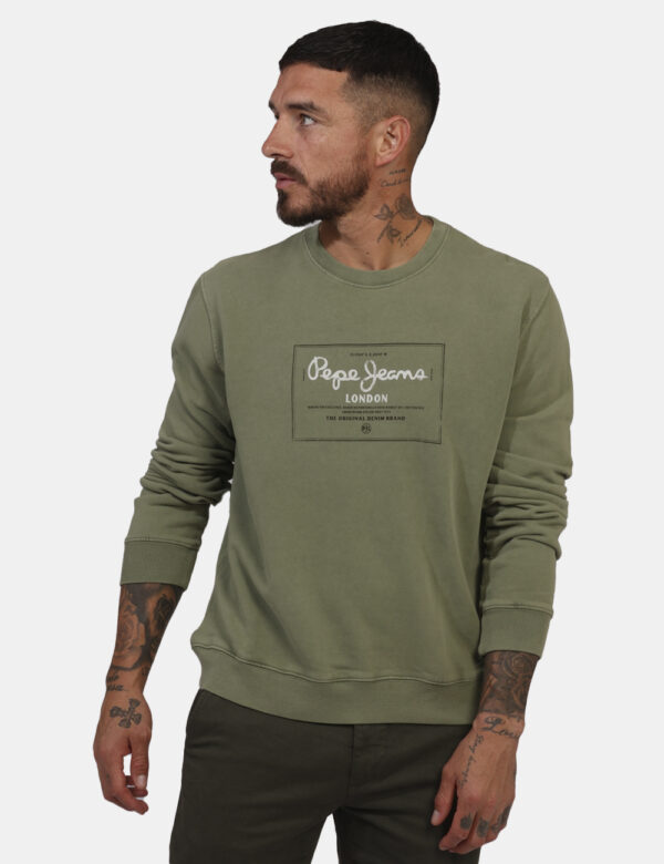 Felpa Pepe Jeans Verde - Felpa classica su base verde militare con stampa logo brand in tinta. La vestibilità è morbida e re