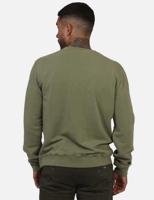 Felpa Pepe Jeans Verde - Felpa classica su base verde militare con stampa logo brand in tinta. La vestibilità è morbida e re