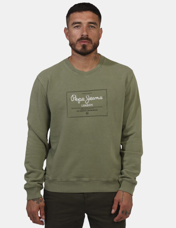 Felpa Pepe Jeans Verde - Felpa classica su base verde militare con stampa logo brand in tinta. La vestibilità è morbida e re