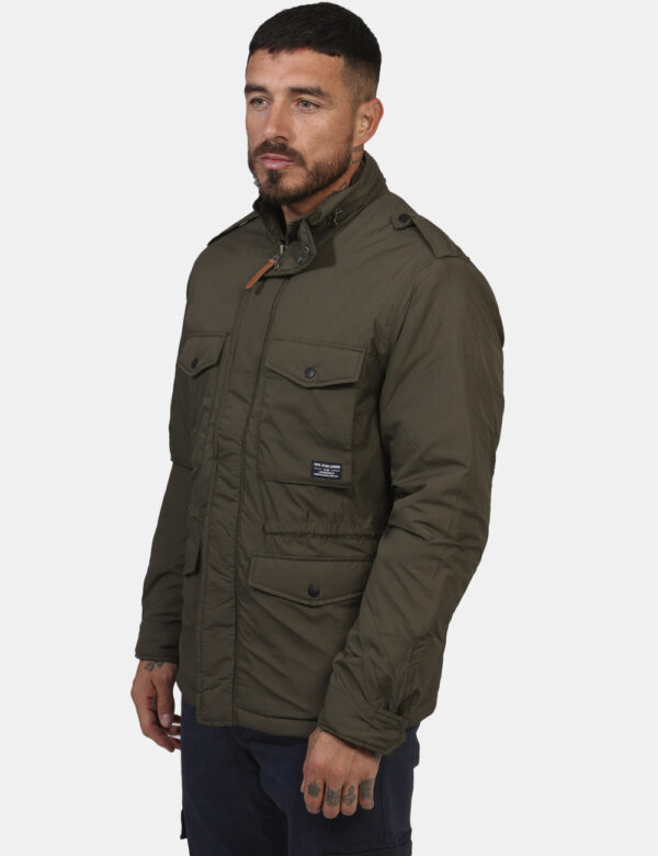 Piumino Pepe Jeans Verde - Piumino in total verde militare con tasconi, coulisse interna per moderare con praticità la vesti