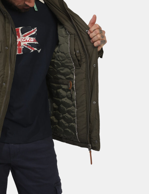 Piumino Pepe Jeans Verde - Piumino in total verde militare con tasconi, coulisse interna per moderare con praticità la vesti