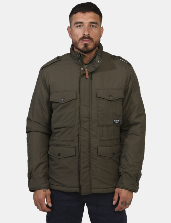 Piumino Pepe Jeans Verde - Piumino in total verde militare con tasconi, coulisse interna per moderare con praticità la vesti