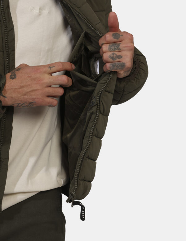 Piumino Pepe Jeans Verde - Piumino in total verde militare con tasche a taglio trasversale e chiusura a zip. La vestibilità