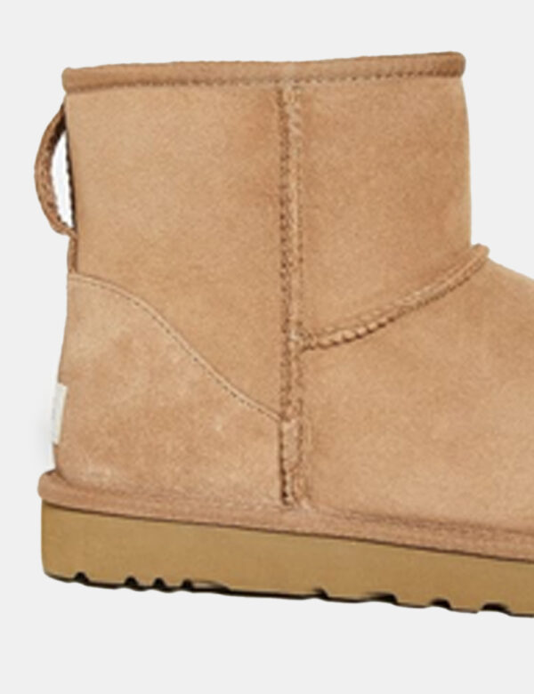 Stivaletti Ugg Marrone - Stivaletti bassi e morbidi in tessuto scamosciato total marrone. Presente interno in fake fur che