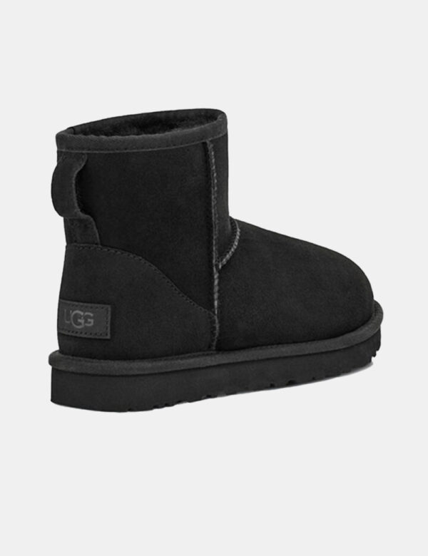 Stivaletti Ugg Nero - Stivaletti bassi e morbidi in tessuto scamosciato total nero. Presente interno in fake fur che garant