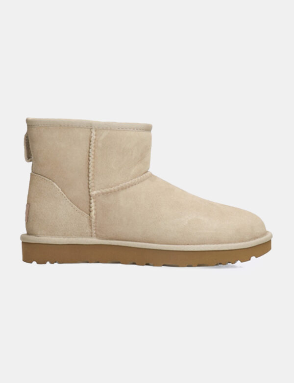 Stivaletti Ugg Beige - Stivaletti bassi e morbidi in tessuto scamosciato total beige. Presente interno in fake fur che gara