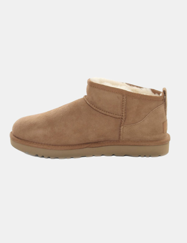 Stivaletti Ugg Marrone - Stivaletti bassi e morbidi in tessuto scamosciato total marrone. Presente interno in fake fur che