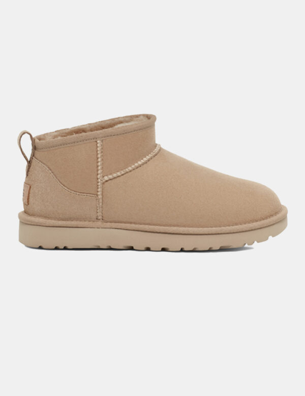 Stivaletti Ugg Beige - Stivaletti bassi e morbidi in tessuto scamosciato total beige. Presente interno in fake fur che gara