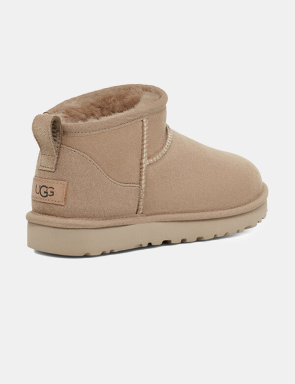 Stivaletti Ugg Beige - Stivaletti bassi e morbidi in tessuto scamosciato total beige. Presente interno in fake fur che gara