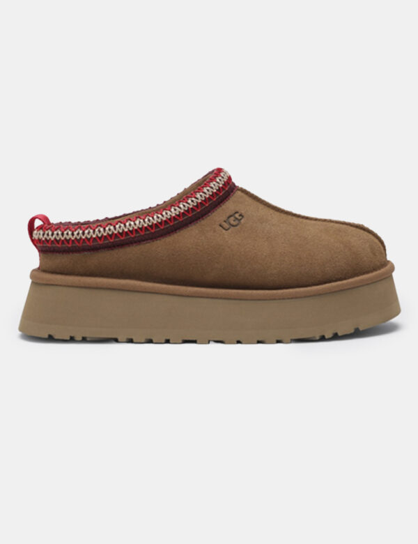 Sabot Ugg Marrone - Sabot classico, con tomaia scamosciata total marrone con ricamo rosso e suola alta. Presente interno in