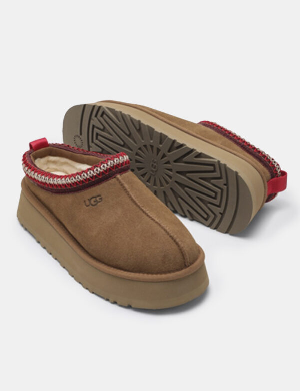 Sabot Ugg Marrone - Sabot classico, con tomaia scamosciata total marrone con ricamo rosso e suola alta. Presente interno in