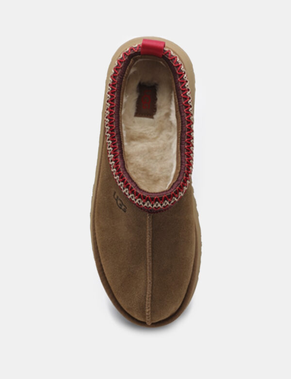 Sabot Ugg Marrone - Sabot classico, con tomaia scamosciata total marrone con ricamo rosso e suola alta. Presente interno in