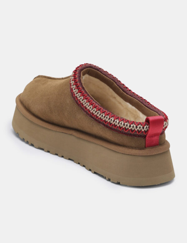 Sabot Ugg Marrone - Sabot classico, con tomaia scamosciata total marrone con ricamo rosso e suola alta. Presente interno in