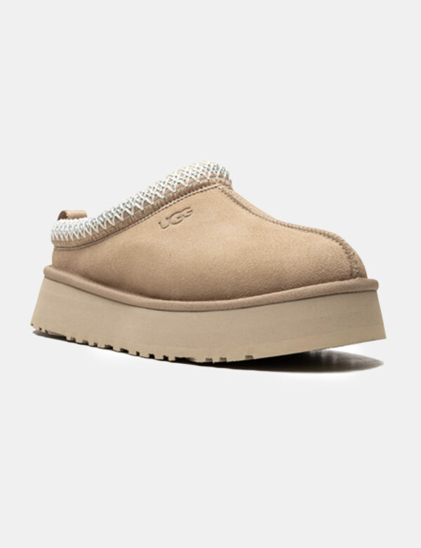 Sabot Ugg Beige - Sabot classico, con tomaia scamosciata total beige con ricamo bianco e suola alta. Presente interno in fak