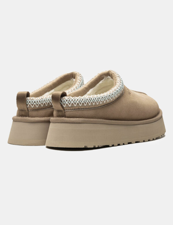 Sabot Ugg Beige - Sabot classico, con tomaia scamosciata total beige con ricamo bianco e suola alta. Presente interno in fak