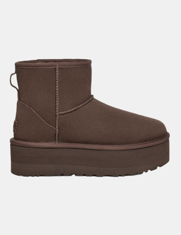 Stivaletti Ugg Marrone - Stivaletti morbidi in tessuto scamosciato total marrone dark e suola alta. Presente interno in fak