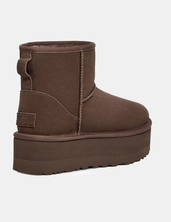 Stivaletti Ugg Marrone - Stivaletti morbidi in tessuto scamosciato total marrone dark e suola alta. Presente interno in fak