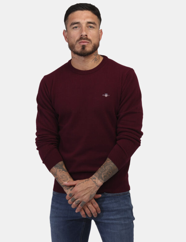 Maglione Gant Bordeaux - Maglione con girocollo classico in total bordeaux con piccolo logo ad altezza cuore. La vestibilità