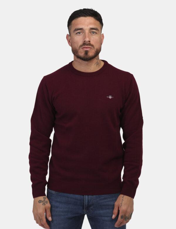 Maglione Gant Bordeaux - Maglione con girocollo classico in total bordeaux con piccolo logo ad altezza cuore. La vestibilità