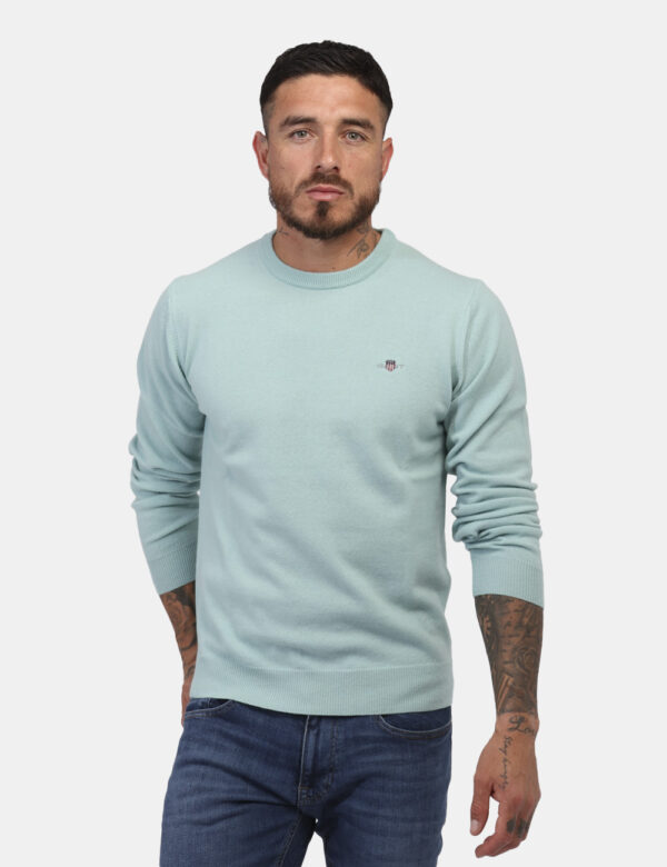 Maglione Gant Azzurro - Maglione con girocollo classico in total azzurro chiaro con piccolo logo ad altezza cuore. La vestib