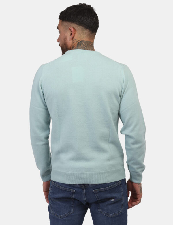 Maglione Gant Azzurro - Maglione con girocollo classico in total azzurro chiaro con piccolo logo ad altezza cuore. La vestib