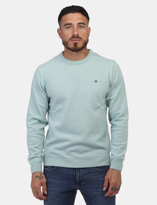 Maglione Gant Azzurro - Maglione con girocollo classico in total azzurro chiaro con piccolo logo ad altezza cuore. La vestib