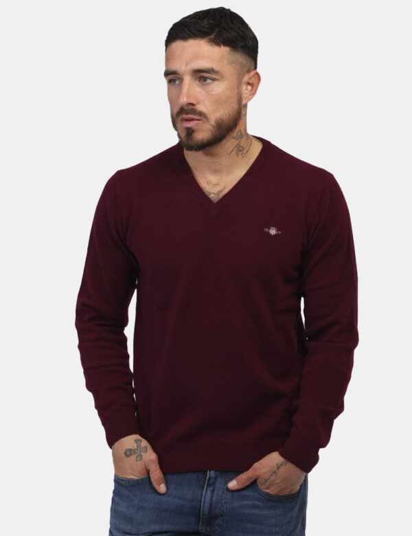 Maglione Gant Bordeaux - Maglione con scollo a V in total bordeaux con piccolo logo ad altezza cuore. La vestibilità è morbi