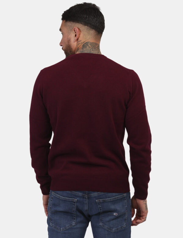 Maglione Gant Bordeaux - Maglione con scollo a V in total bordeaux con piccolo logo ad altezza cuore. La vestibilità è morbi