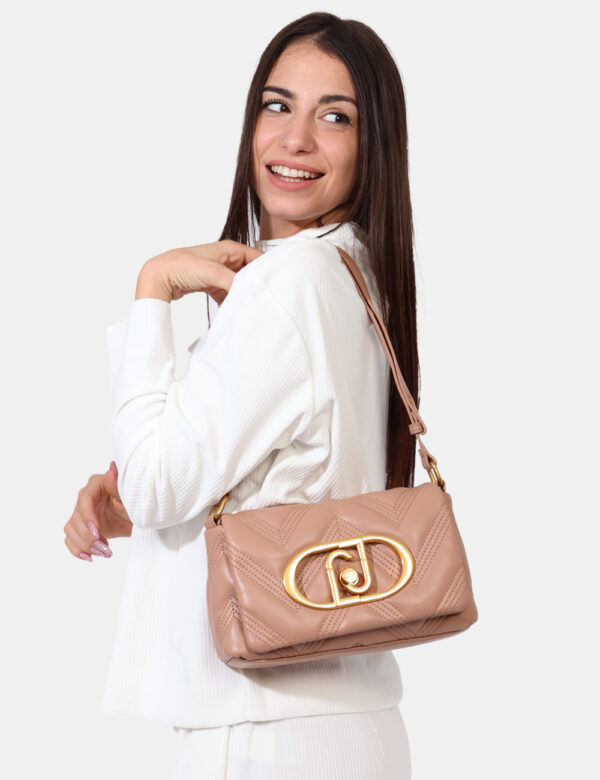 Borsa Liu-Jo Marrone - Borsa a tracolla di piccole dimensioni in total marrone cammello trapuntato con logo brand dorato. La