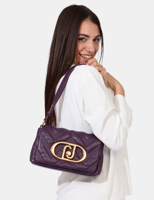 Borsa Liu-Jo Viola - Borsa a tracolla di piccole dimensioni in total viola prugna trapuntato con logo brand dorato. La bag s