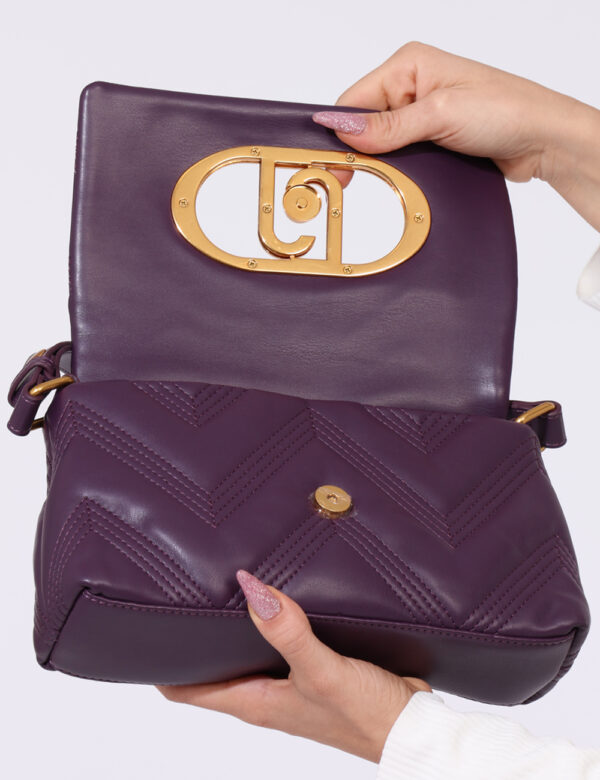 Borsa Liu-Jo Viola - Borsa a tracolla di piccole dimensioni in total viola prugna trapuntato con logo brand dorato. La bag s