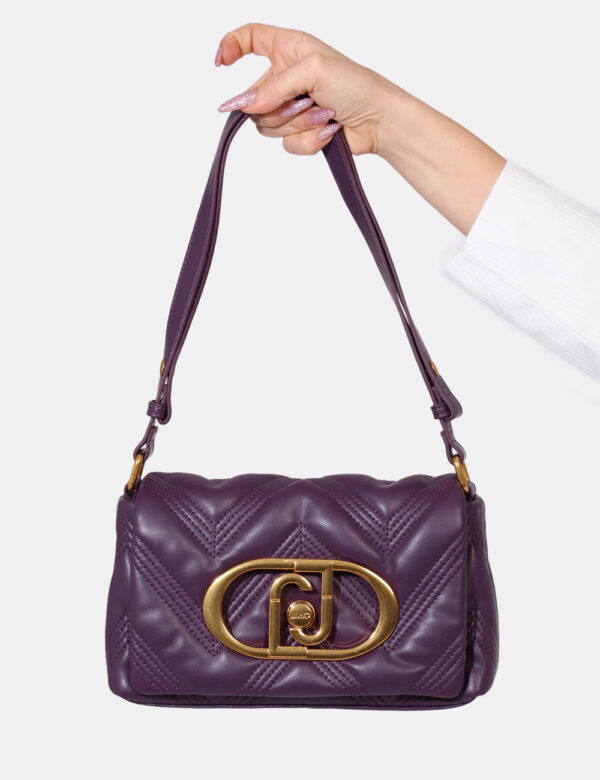 Borsa Liu-Jo Viola - Borsa a tracolla di piccole dimensioni in total viola prugna trapuntato con logo brand dorato. La bag s