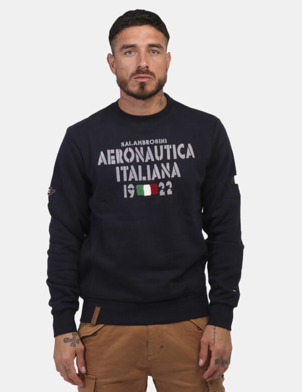 Felpa Aeronautica Italiana Blu - Felpa su base blu navy con big stampa sul fronte e vari patch che richiamano il logo brand.