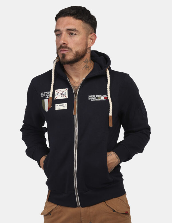 Felpa Aeronautica Italiana Blu - Felpa con cappuccio in total blu navy con vari patch in tinta coordinata che richiamano il