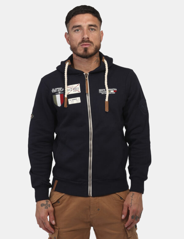 Felpa Aeronautica Italiana Blu - Felpa con cappuccio in total blu navy con vari patch in tinta coordinata che richiamano il