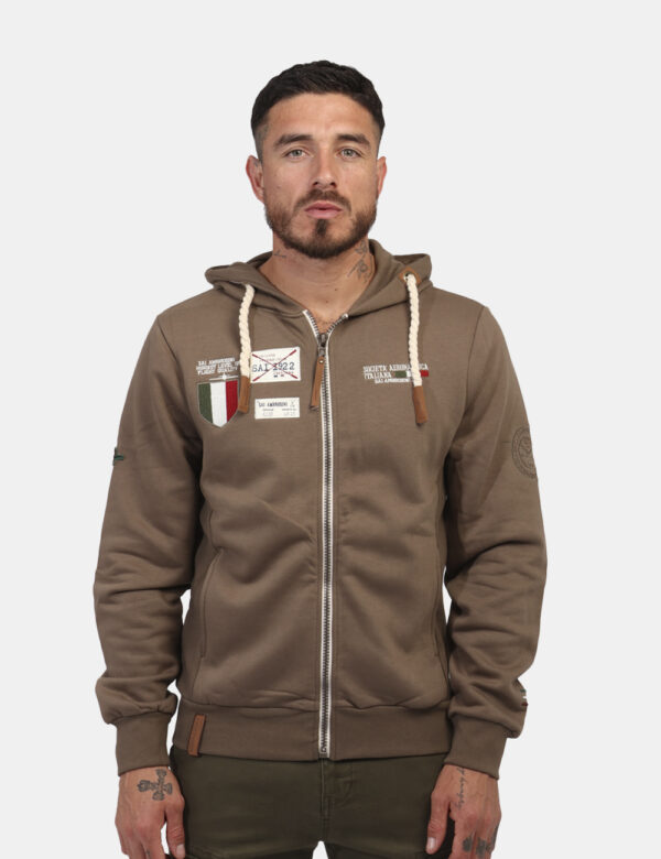 Felpa Aeronautica Italiana Marrone - Felpa con cappuccio in total marrone fango con vari patch in tinta coordinata che richi