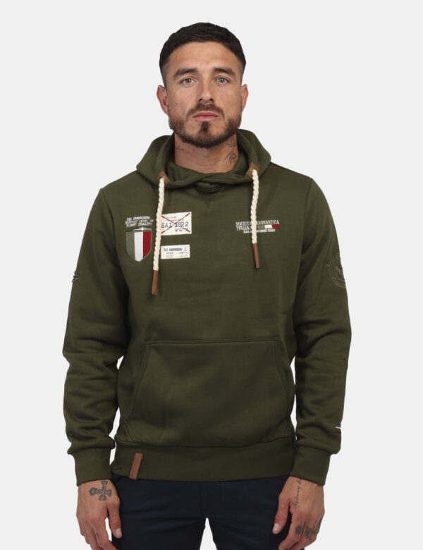 Felpa Aeronautica Italiana Verde - Felpa in total verde con cappuccio e con vari patch in tinta coordinata che richiamano il