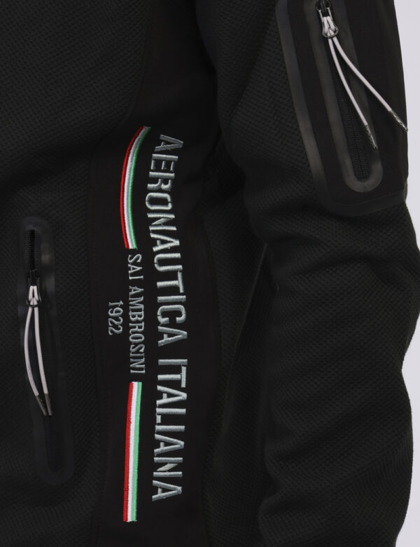 Felpa Aeronautica Italiana Nero - Felpa con cappuccio in total nero lavorato con vari patch in tinta coordinata che richiama