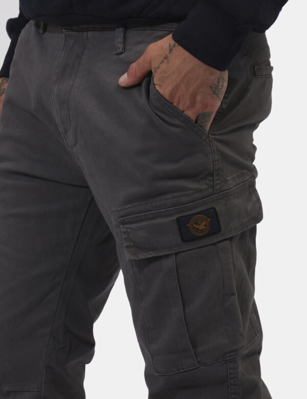 Pantalone Aeronautica Italiana Grigio - Pantaloni cargo in total grigio. Presenti tasche a taglio trasversale sul fronte e t