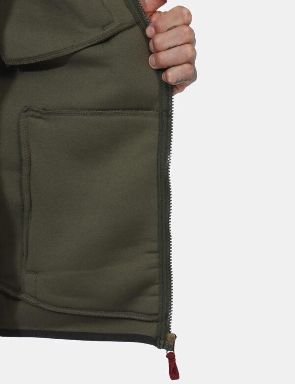 Smanicato in pile Concept83 Verde - Smanicato in pile in total verde militare con bordini neri. Presenti tasche a taglio tra