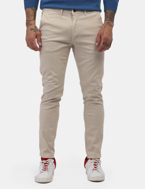 Pantaloni Concept83 Beige - Pantaloni in total beige con tasche a taglio trasversale sul fronte e tasche a fessura con botto