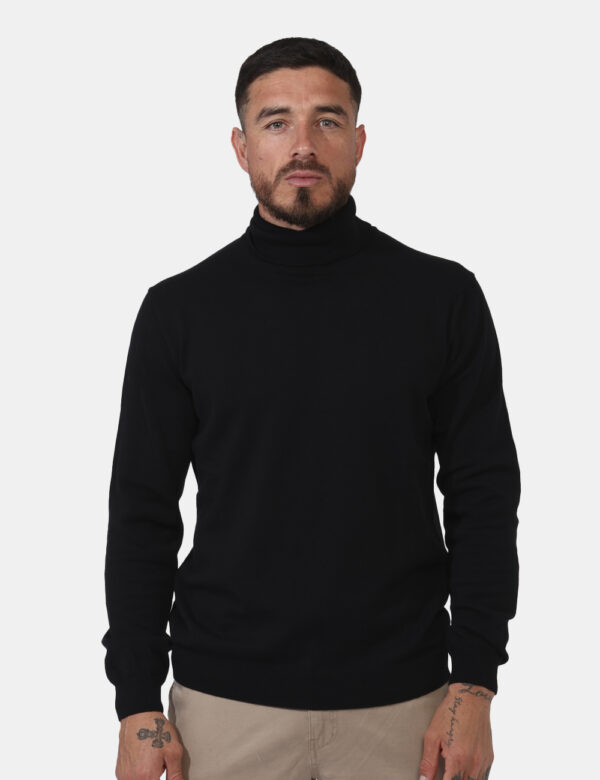 Maglione dolcevita Concept83 Nero - Maglione in misto lana con collo alto ed in total nero. La vestibilità è morbida e regol