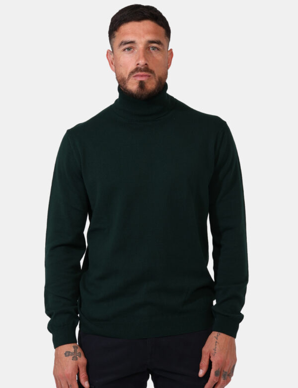 Maglione dolcevita Concept83 Verde - Maglione in misto lana con collo alto ed in total verde. La vestibilità è morbida e reg