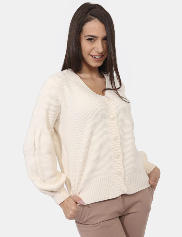 Cardigan Fracomina Panna - Morbido cardigan in total bianco panna. La vestibilità è ampia e pratica grazie a bottoni ad asol