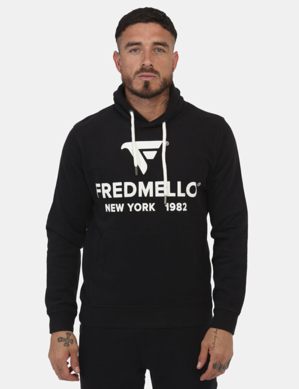 Felpa Fred Mello Nero - Felpa classica con cappuccio in total nero con stampa grande logo brand bianco. Presente anche tasco