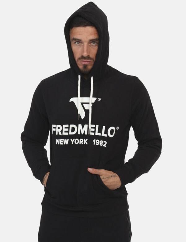 Felpa Fred Mello Nero - Felpa classica con cappuccio in total nero con stampa grande logo brand bianco. Presente anche tasco